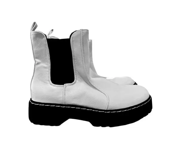 Sincerely Jules Women’s Chunky Chelsea Boots Size 8 Beige Cream Black Lug Sole