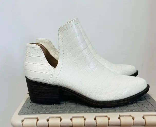 VOLATILE Women's Bootie Fashion Boot size 7.5 white