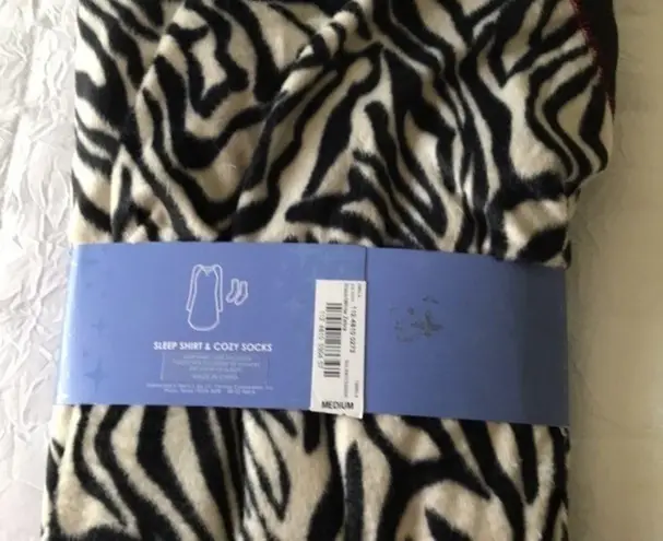 Sleep Chic Sleep New Medium Shirt & Cozy Socks White