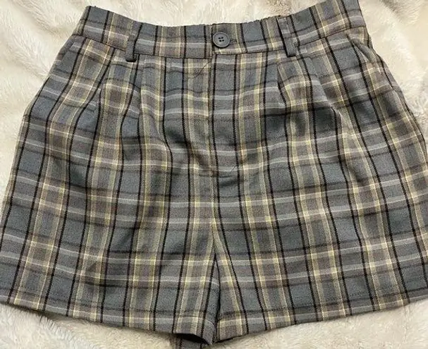 Full Tilt  plaid pleated shorts in medium