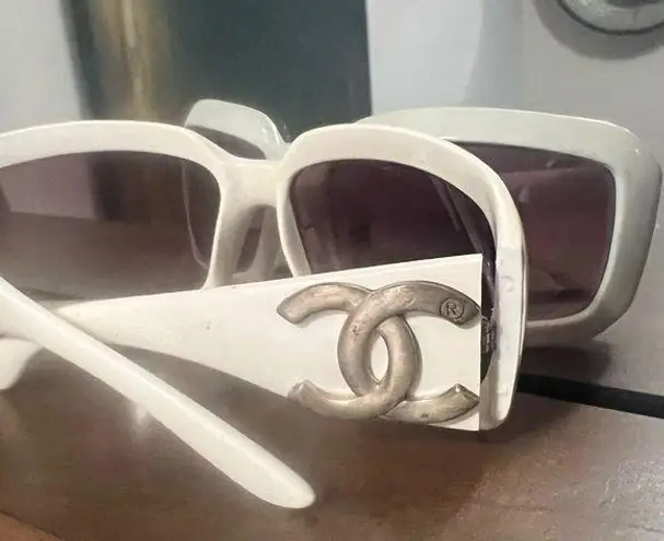 Sunglasses cream with metal‎ logo