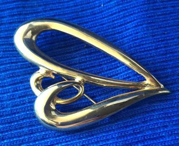 Ladies’ Goldtone Swirled Heart Brooch