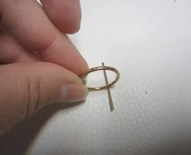 None Gold Tone Thin Straight Bar Metal Ring Size 8