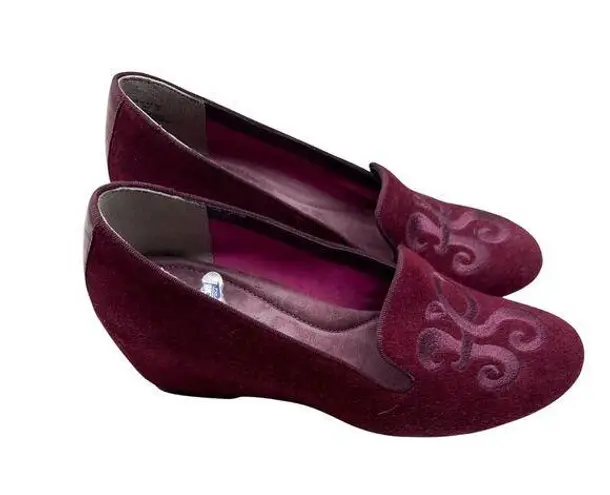 Hush Puppies Size 7.5 Burgundy Suede Slip-On Shoes Embroidered Detail