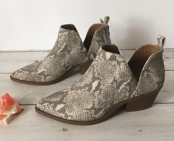 Snake Print Ankle Boots, Size 9 1/2 🐍 White