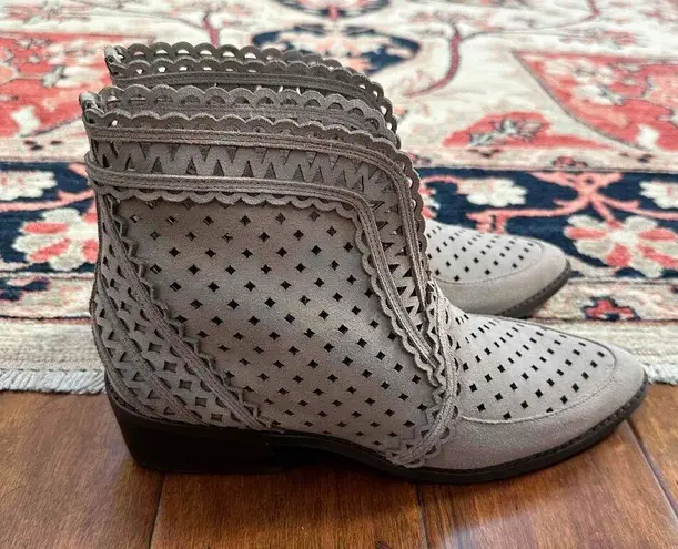 Cecelia New York Leather Cutout Scalloped Edges Ankle Boot Gray Size 7