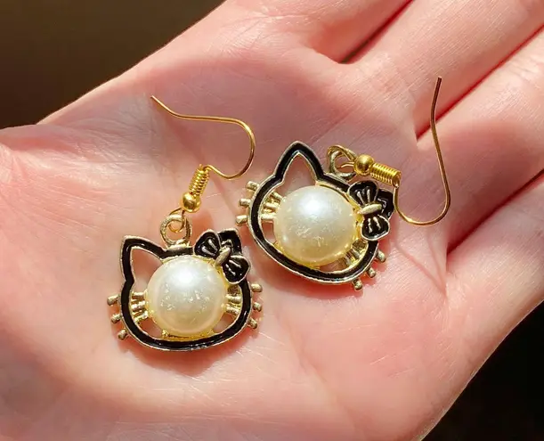 Handmade Y2k kawaii cat dangle earrings 😽