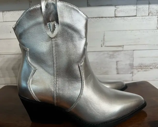 London Rag Wales Metallic Western Boots in size 6. New without box Silver
