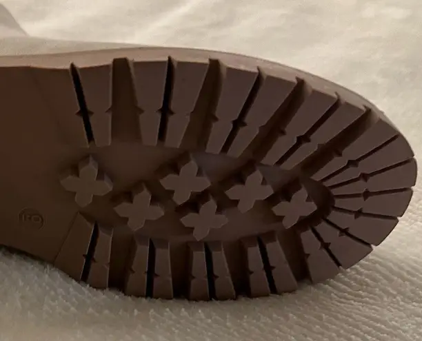 Seven7 NWT Billie Chelsea Boot Gold Women’s Sz 9