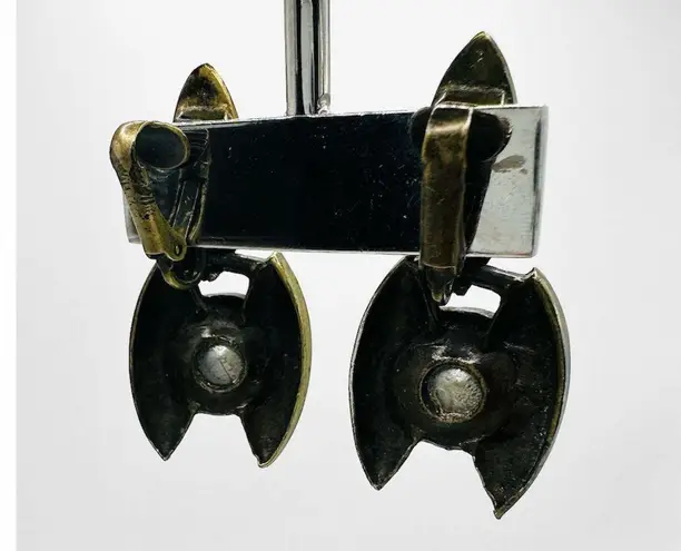 β
Vintage Very unique clip on earrings with iridescent jewel center