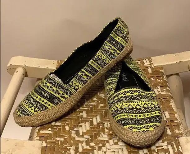 Nomad NWOT  Lime Neon Print Flats Sz 7