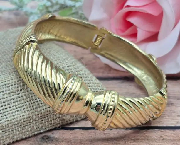 None Cute Gold Tone Textured Hinged Bangle Bracelet Classic Statement MINT