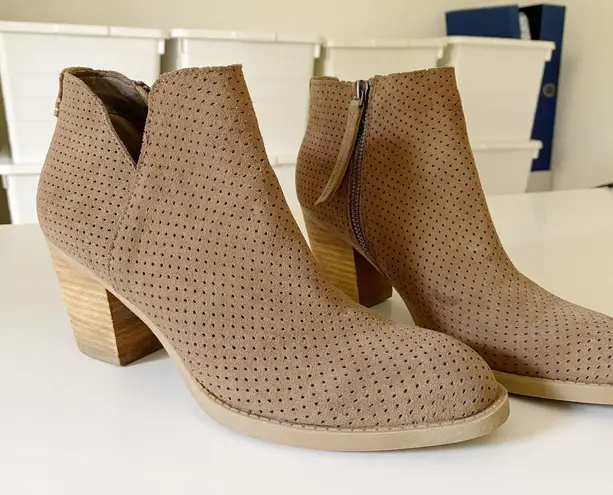 Dolce Vita Janie Perforated Suede Bootie Tan Size 7