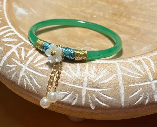 NWOT Synthetic Green Jade Flower Charm Bangle Bracelet