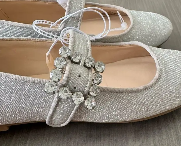 Unisa Embellished Buckle Mary Jane metallic silver Flats size 5.5 NWT $60