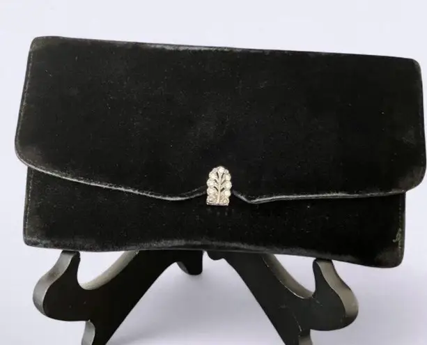 Vintage velvety clutch bad with rhinestone closure Black