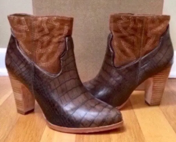 Matisse Footwear MATISSE Understated ‘Done and Dusted’ Oak Leather western Bootie