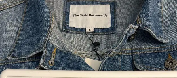 The Style Between Us Cropped Denim Jean Jacket Size Large NEW