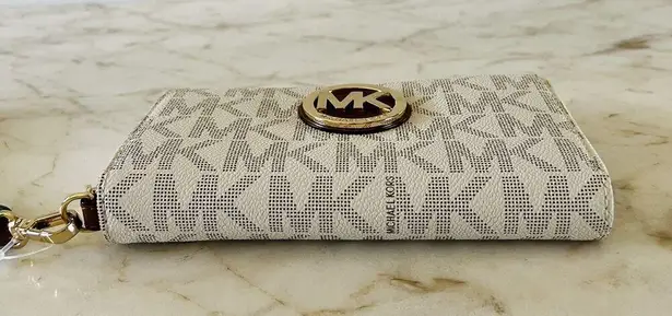 Michael Kors  Fulton Vanilla Flat Multi Function Phone Case Zip Wallet Wristlet - Image 5