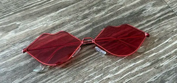 Women’s Retro Red Lips Novelty Sunglasses – Bold Y2K Statement Accessory