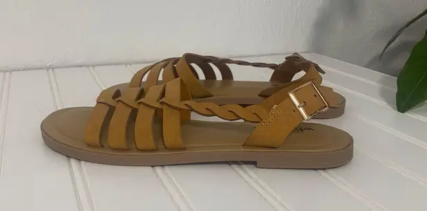 White Mountain White Mt. Alps Women’s Tan Sandals Size 5.5M NWOT 