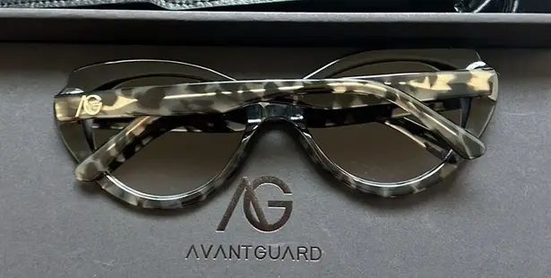 THE MONTMARTRE CATEYE SUNGLASSES IN MIDNIGHT TORTOISESHELL