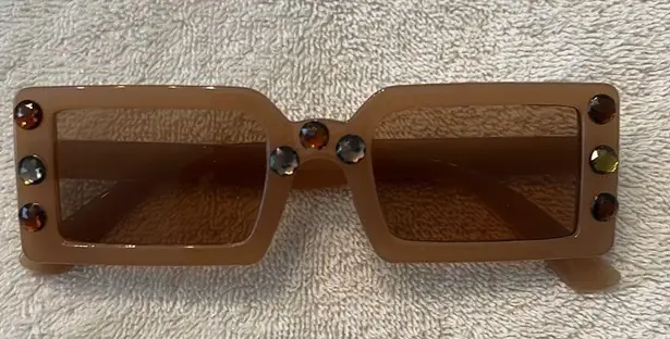 NWOT tan squarish sunnies with embellishments