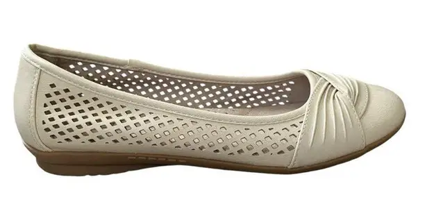White Mountain Cliff's by women's size 6 1/2M cream slip on round toe flats shoe