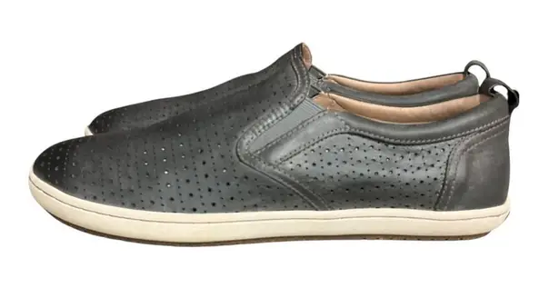 Taos Women's Size 9.5 Leather Court Sneaker In Steel Grey Slip On Comfortable Gray