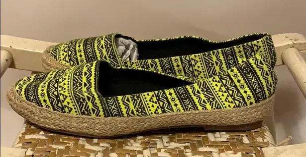 Nomad NWOT  Lime Neon Print Flats Sz 7