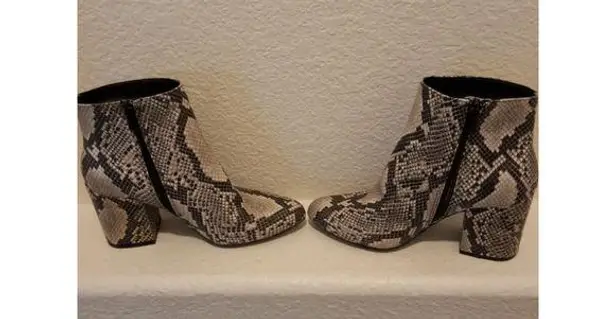 Bamboo Ankle Gold Snake Skin Embossed Regal Women's 2" Size 9 Boots