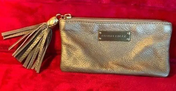 This is a very beautiful silver leather Elliott Lucca coin purse wallet