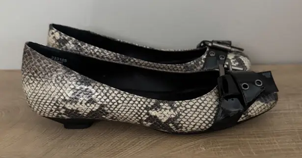 Theme Shoes Snakeskin Print Buckle Accent Low Heeled Pumps Women Size 8.5W Edgy Tan