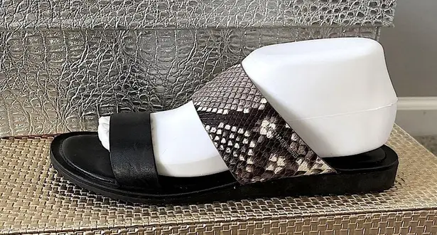 NWOT MICHAEL Michael Kors Leather Slide, Black/Snake Print, Size 8.5 Black