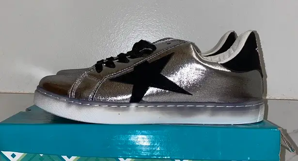 NIB Anna Gray/Black Star Cutout Sneakers 8 Gray