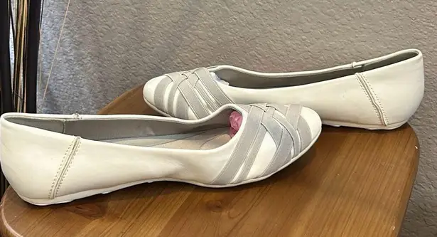 Aerosoles  White/gray flats size 10