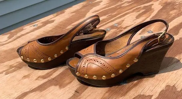 BCBGirls BCBG Girls Clogs size 6 brown wood leather Y2k heeled cute Indy