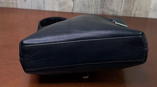 None UNBRANDED BLACK SHOULDER BAG OUTSIDE ZIPPERED POCKET OUTSIDE LATCHED POC…