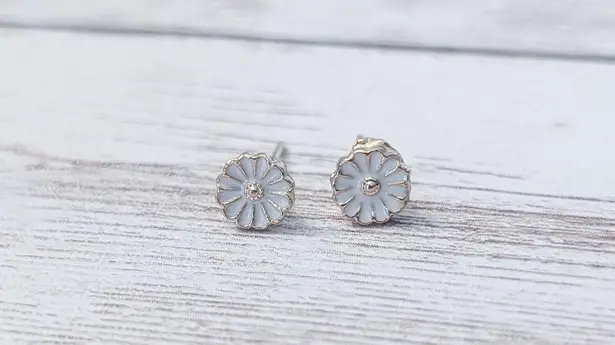 Vintage Stud Earrings For Pierced Ears Dainty White & Gold Tone Flower