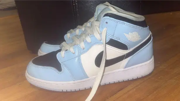 Air Jordans 1 Mid GS Ice Blue / Black / Sail