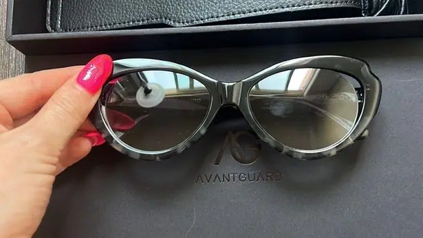 THE MONTMARTRE CATEYE SUNGLASSES IN MIDNIGHT TORTOISESHELL