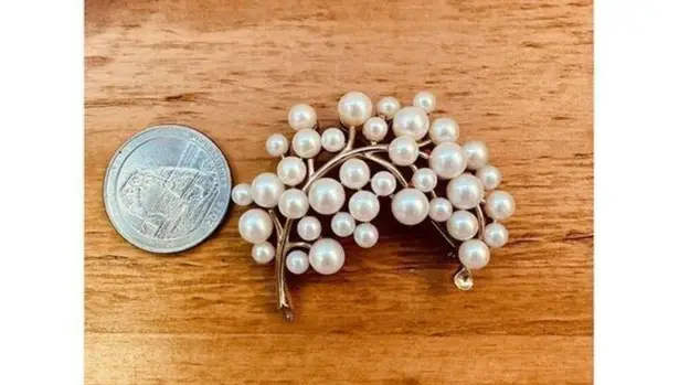 Trifari SIGNED CROWN Vintage Brooch Pin Faux Pearls Gold Tone Leaf