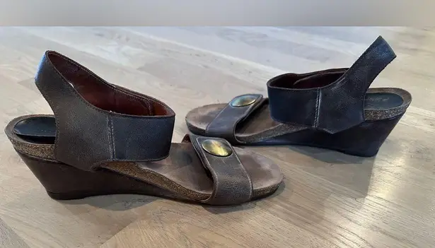 Taos Women's Carousel 2 wedge sandal size 40 Gray