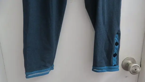 Victoria's Secret Victoria Sport sport leggings cropped capri criss cross mesh bottoms in greenish blue size medium.