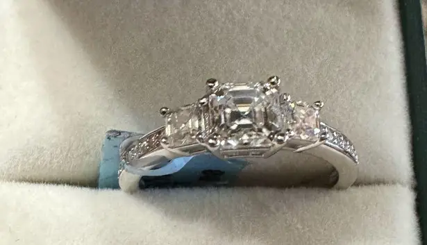 Elegant 925 Silver Women's moissanite Ring size 7 NWT