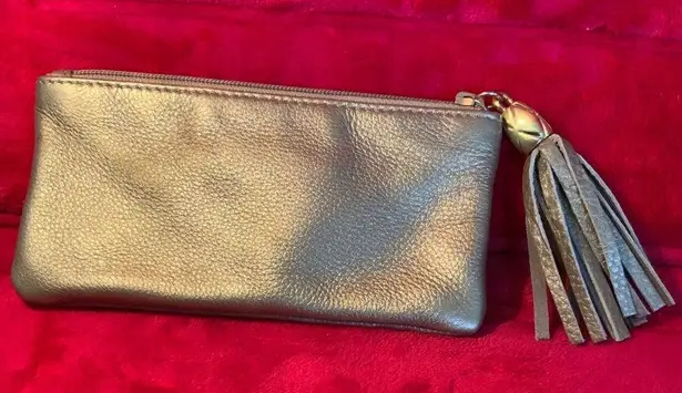 This is a very beautiful silver leather Elliott Lucca coin purse wallet