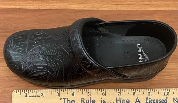 Dansko 906020202 Professional Clog Black Tooled Leather Clogs Size 39 8.5-9US