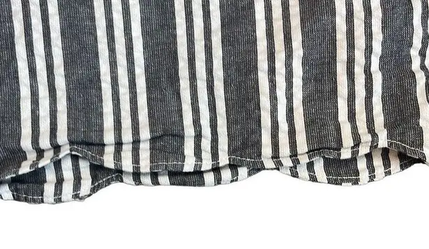 Club Monaco EUC Gray White Stripe Scallop Hem Shorts