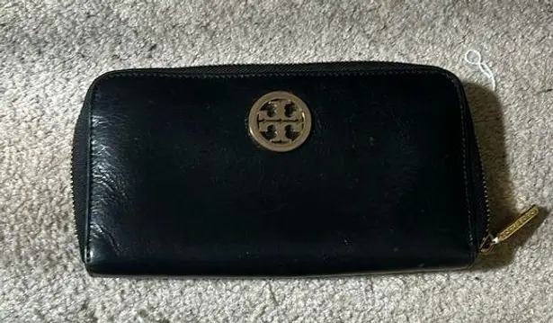 Tory Burch black leather wallet. In GUC.