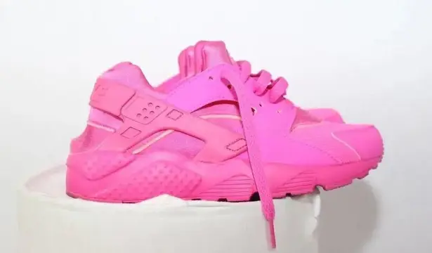 Nike ladies  HUARACHE shoes size 4.5